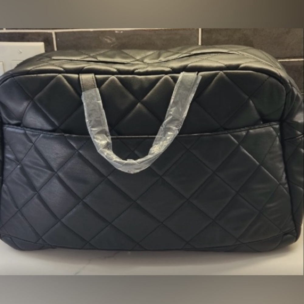 Sleek Black Quilted Duffel Bag with Versatile Strap - Picture 7 of 11